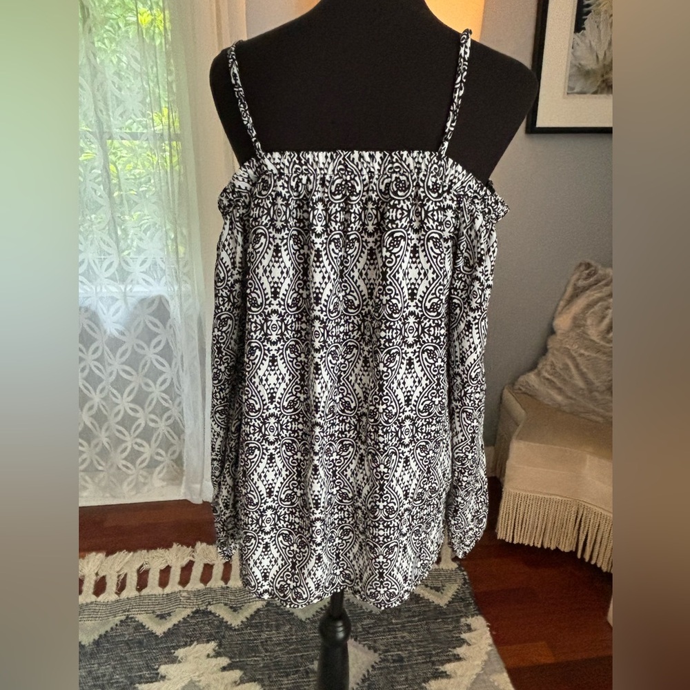 PLEIONE Women’s Cold-Shoulder Floral Top Size m with open sleeves
